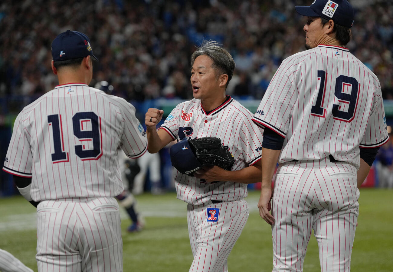 ヤクルト対中日　引退試合の登板を終えタッチを交わすヤクルト石川雅規（中央）（撮影・足立雅史）