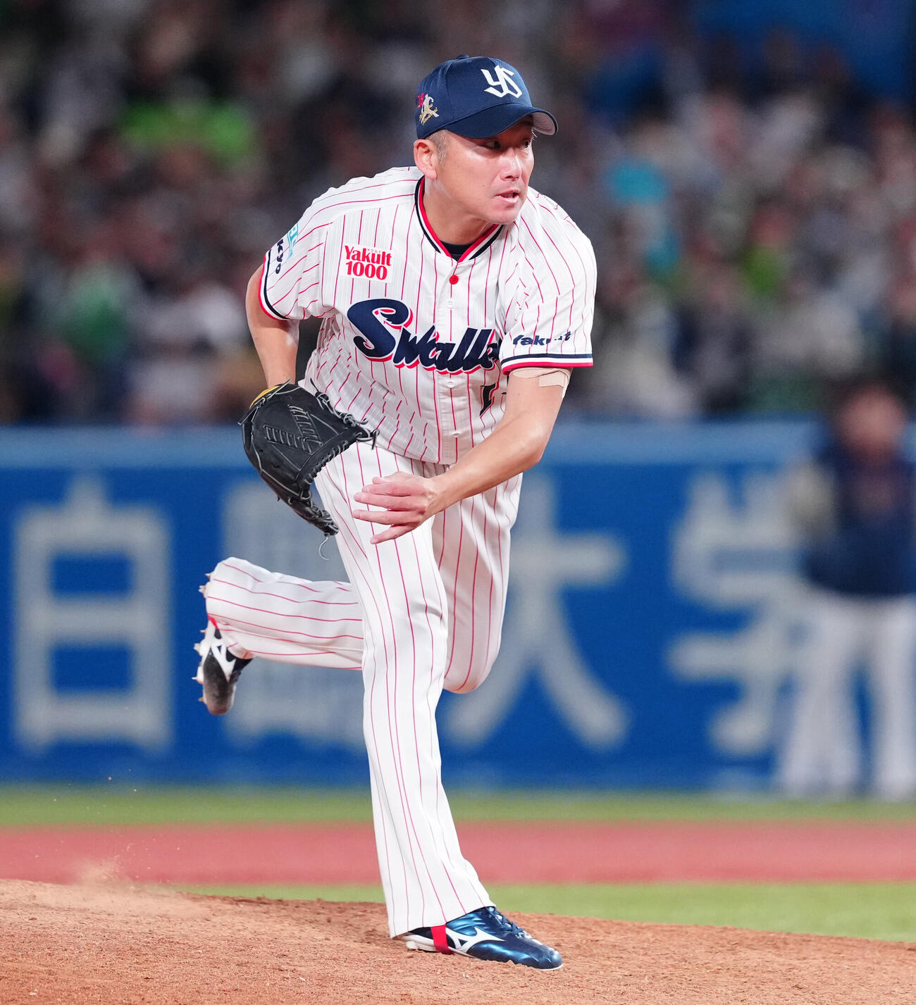 ヤクルト対中日　8回表から2番手で登板したヤクルト石川雅規（撮影・鈴木みどり）