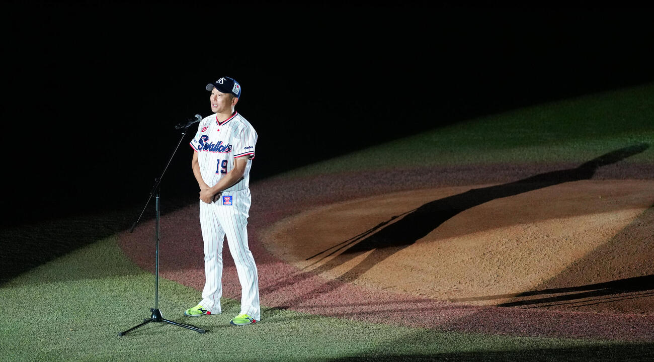 ヤクルト対中日　引退するヤクルト石川雅規はスピーチする（撮影・鈴木みどり）