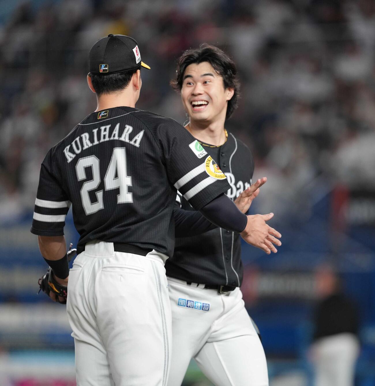 ロッテ対ソフトバンク　5回の投球を終えたソフトバンク先発の松本晴（右）は栗原陵矢と談笑しながらベンチへ引き揚げる（撮影・小沢裕）