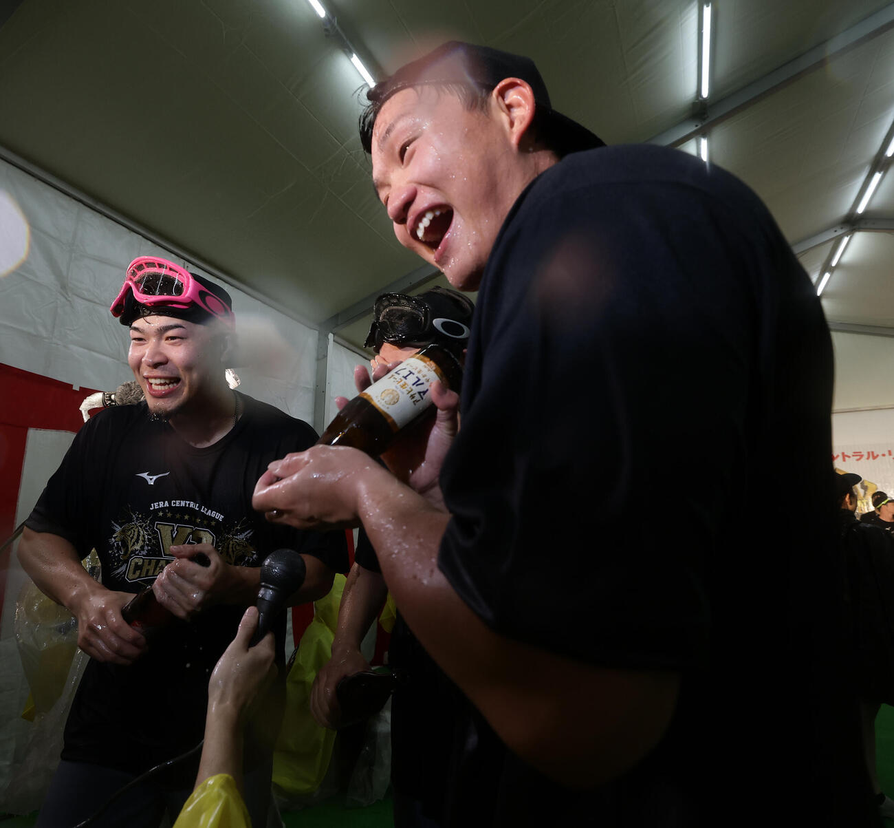 祝勝会で笑顔を見せる阪神森下翔太（右）と佐藤輝明（撮影・前田充）