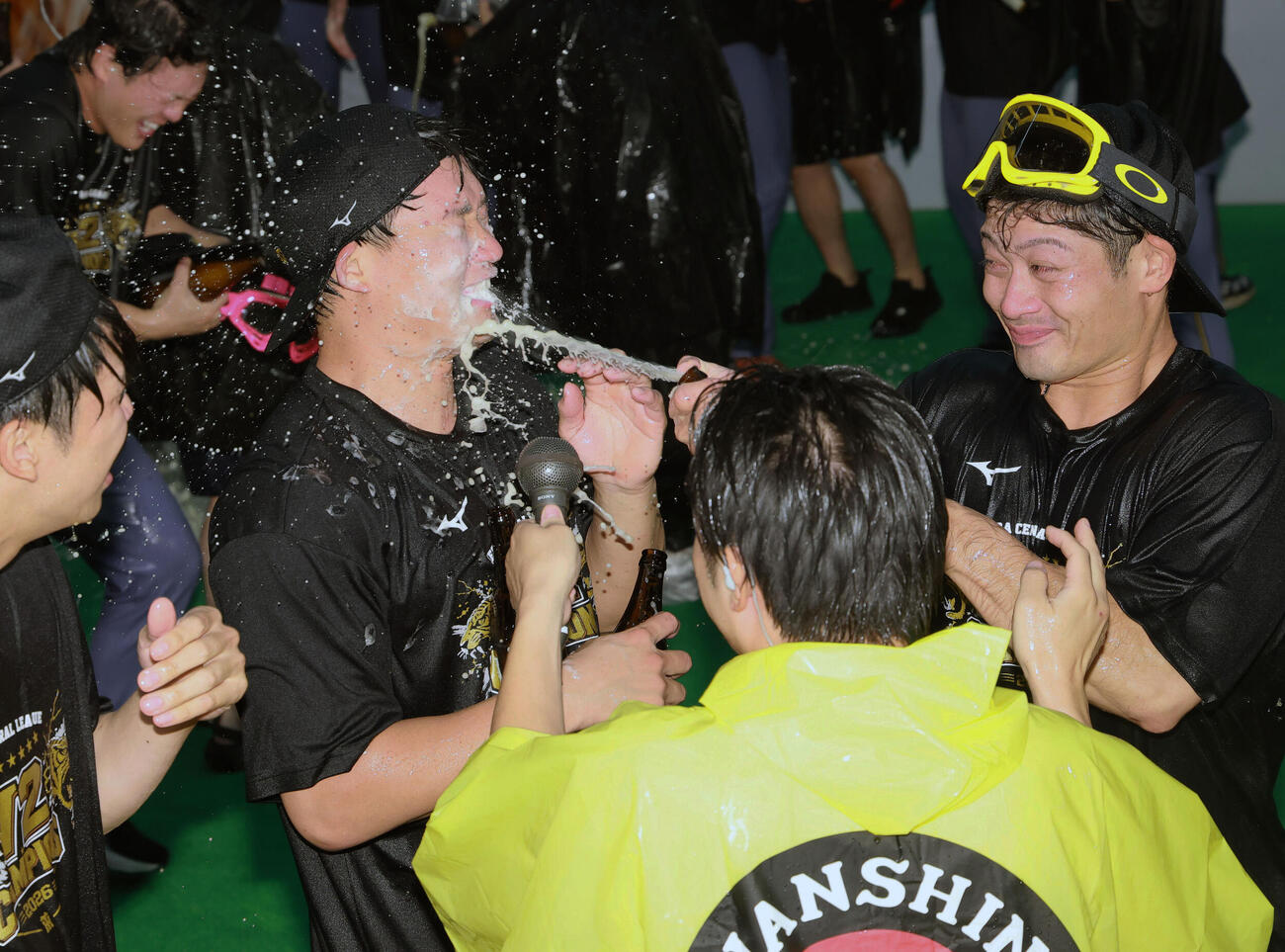 祝勝会で森下翔太（中央）にビールをかける坂本誠志郎。左は才木浩人（撮影・上山淳一）