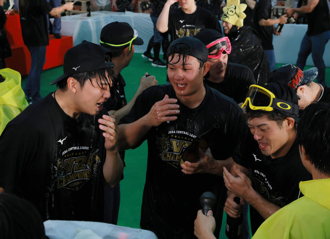 リーグ優勝を決め祝勝会を楽しむ阪神の、左から才木浩人、森下翔太、坂本誠志郎（撮影・上山淳一）