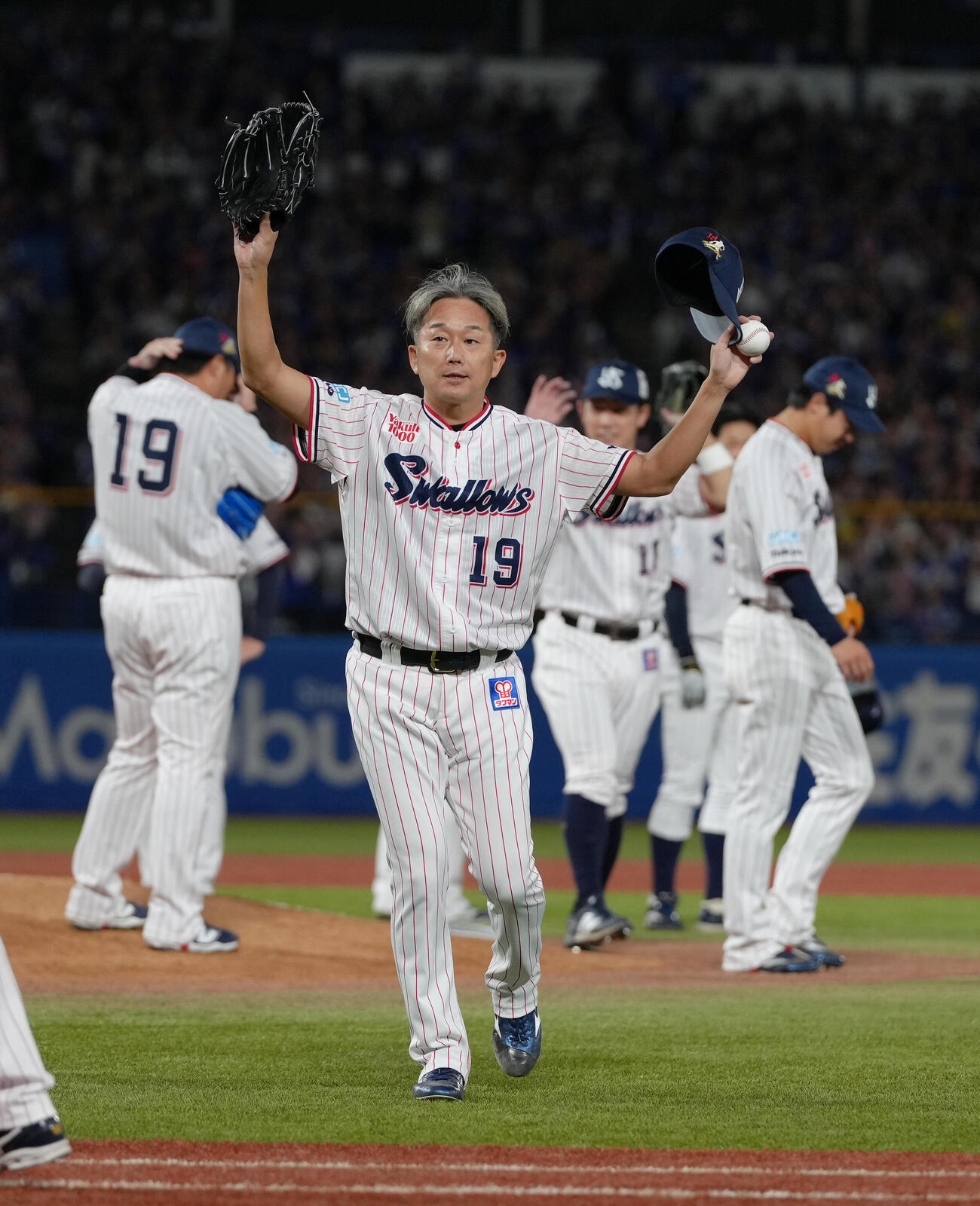 ヤクルト対中日　引退試合の登板を終え声援に応えるヤクルト石川雅規（撮影・足立雅史）