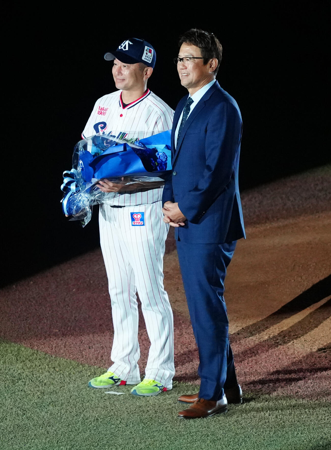 ヤクルト対中日　引退するヤクルト石川雅規（左）は古田敦也氏と記念撮影（撮影・鈴木みどり）
