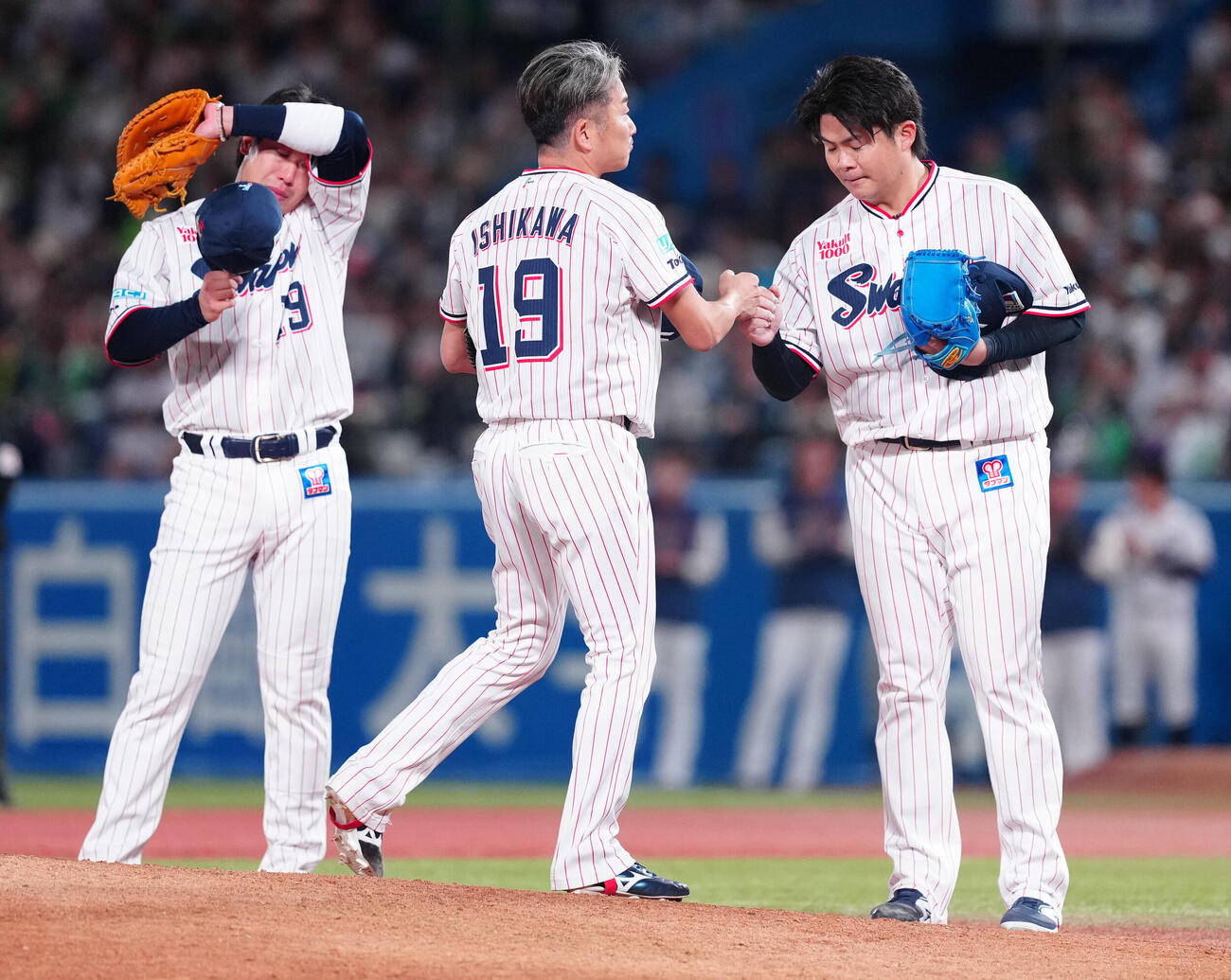 ヤクルト対中日　8回表、引退登板を終えたヤクルト石川雅規（中央）は清水昇とと握手。左は号泣する山田哲人（撮影・鈴木みどり）