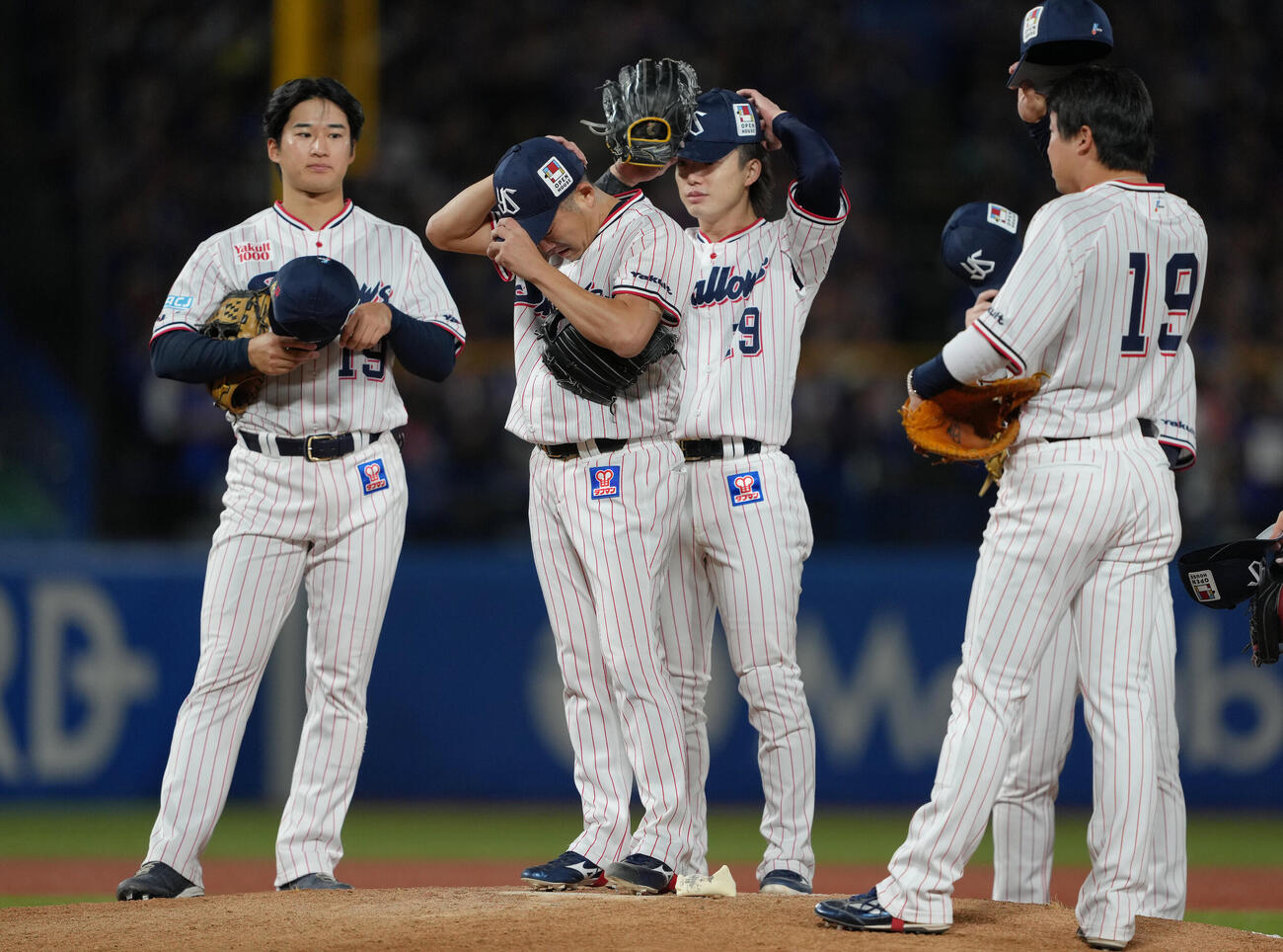 ヤクルト対中日　引退試合の登板を終えたヤクルト石川雅規（中央左）（撮影・足立雅史）