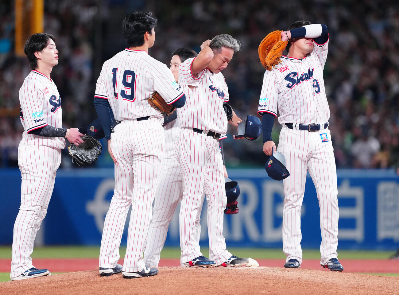 ヤクルト対中日　8回表、引退登板を終えたヤクルト石川雅規（中央）のもとに集まるナイン。右は号泣する山田哲人（撮影・鈴木みどり）