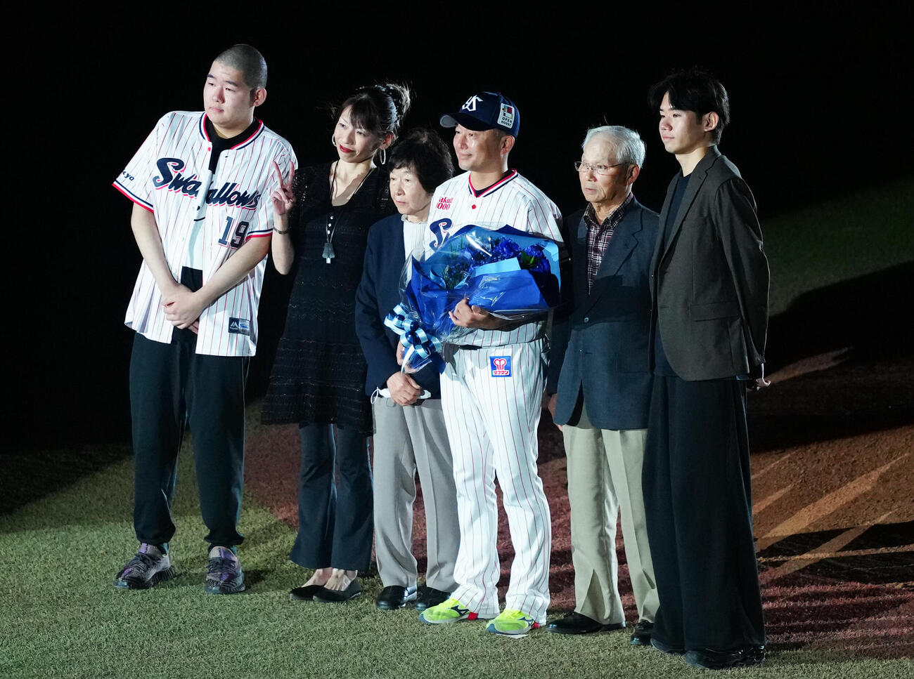 ヤクルト対中日　引退するヤクルト石川雅規（左から4人目）は家族と記念撮影。左から次男栄寿さん、聡子夫人、母泰子さん1人おいて父昭芳さん、長男大耀さん（撮影・鈴木みどり）