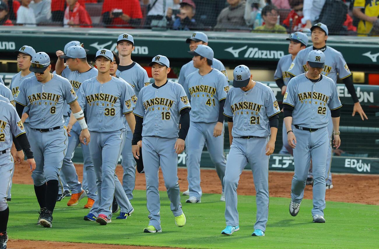 広島対阪神　マツダスタジアム最終戦を終えた藤川球児監督（右）とナインはファンへのあいさつに向かう（撮影・上田博志）