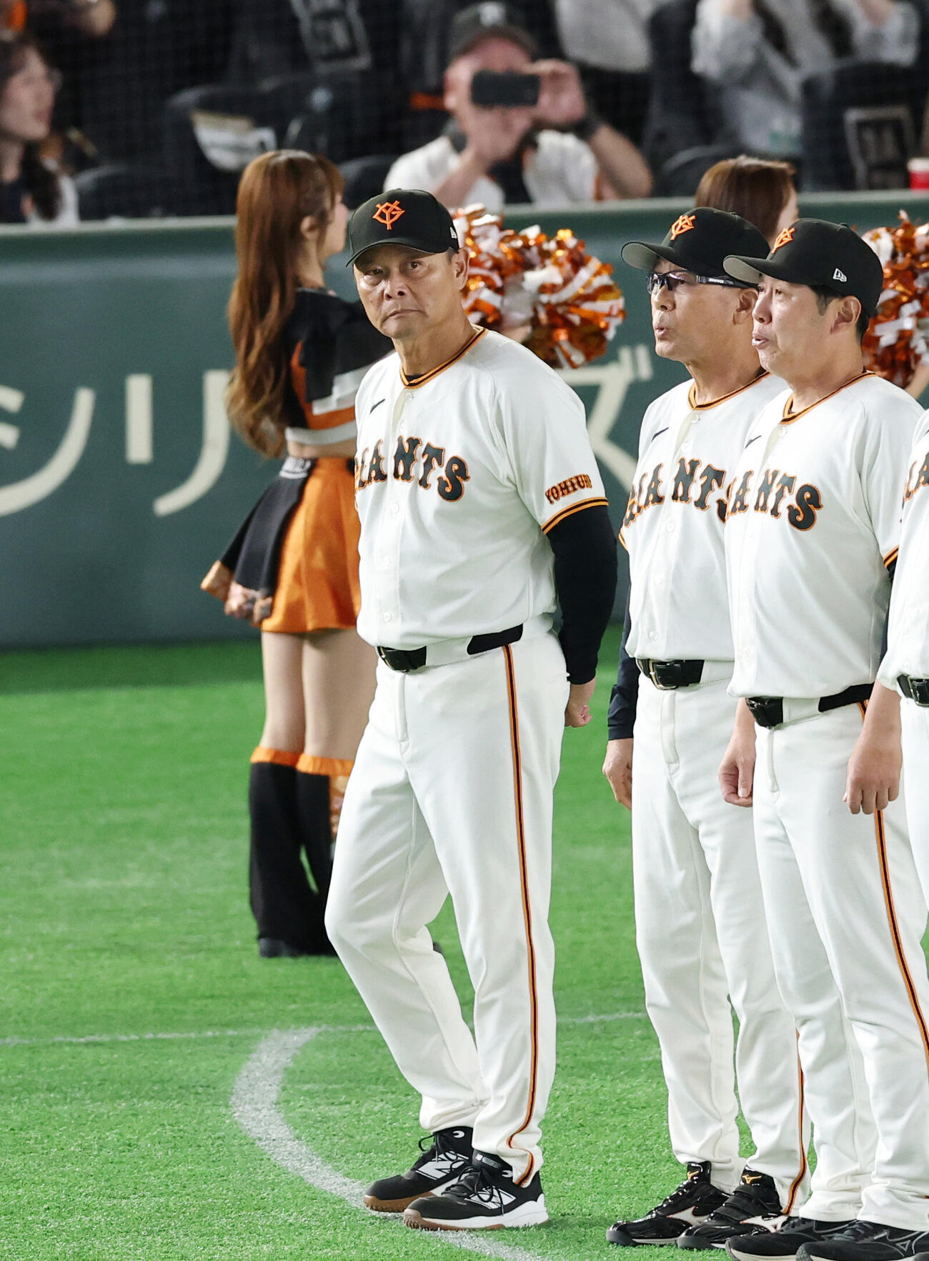 巨人対DeNA　東京ドーム最終戦のあいさつに出る巨人橋上秀樹監督代行（撮影・増田悦実）