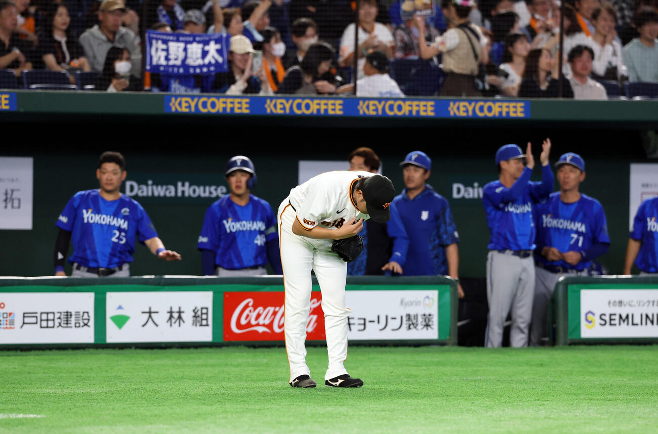 巨人対DeNA 7回表DeNA2死満塁、佐野恵太に2点適時打を許し、がっくりの堀田賢慎（撮影・浅見桂子）