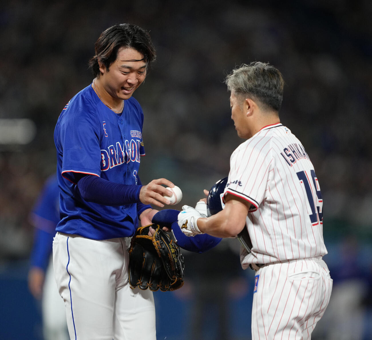ヤクルト対中日　7回裏ヤクルト1死、代打石川雅規（右）は三飛に倒れ高橋宏斗からボールを受け取る（撮影・足立雅史）