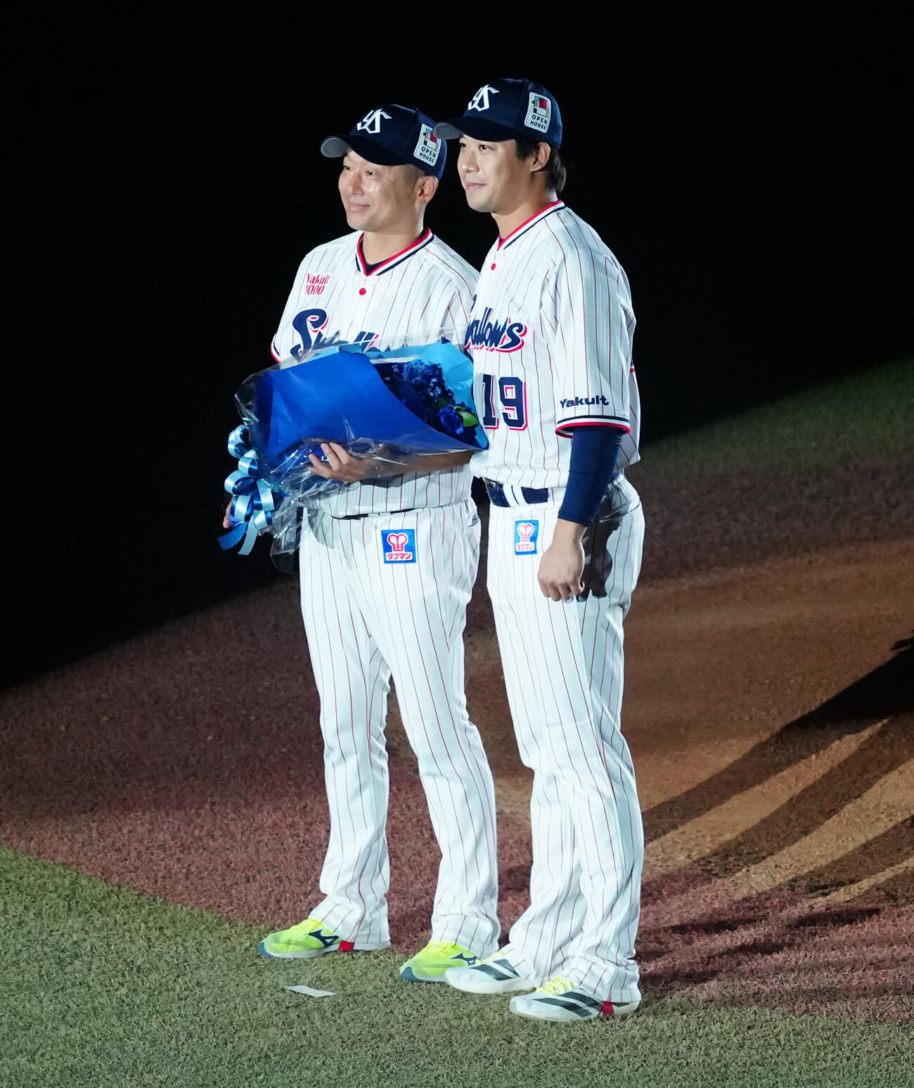 ヤクルト対中日　引退セレモニーで山田哲人（右）と記念撮影に納まるヤクルト石川雅規（撮影・鈴木みどり）