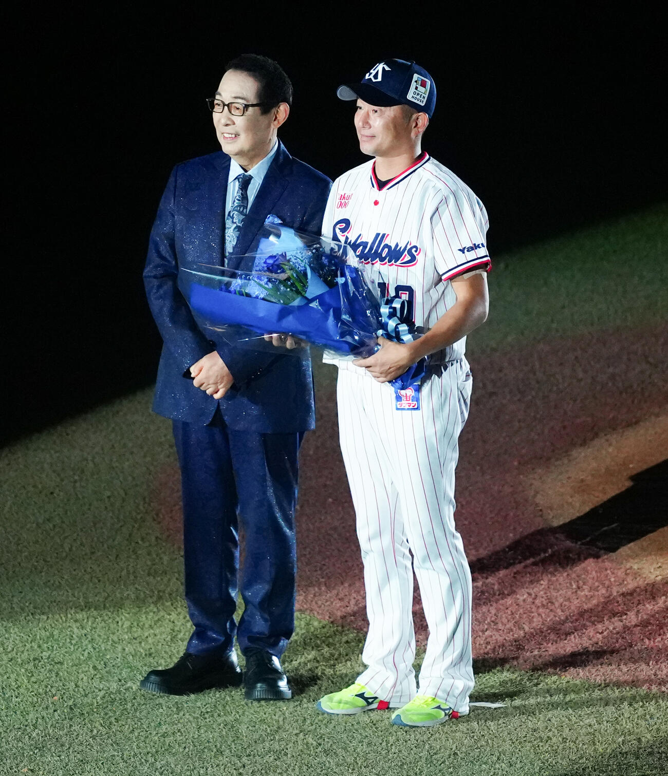 ヤクルト対中日　引退するヤクルト石川雅規（右）はさだまさしから花束を受け取る（撮影・鈴木みどり）