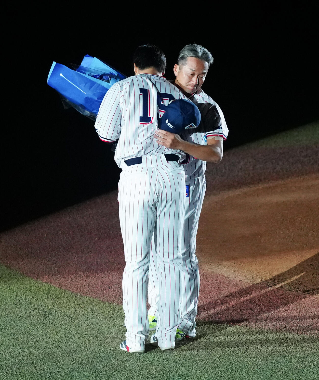 ヤクルト対中日　引退セレモニーで山田哲人（手前）から花束を受けとるヤクルト石川雅規（撮影・鈴木みどり）