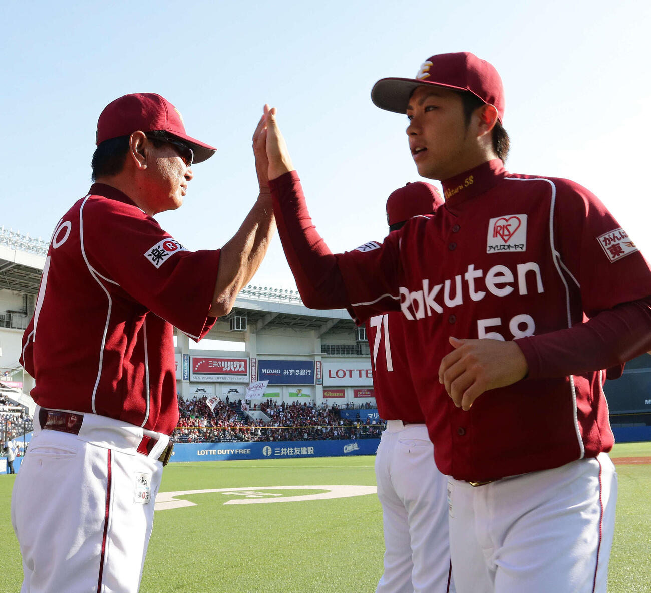 2014年5月、楽天星野監督（左）と勝利のタッチをかわす辛島航
