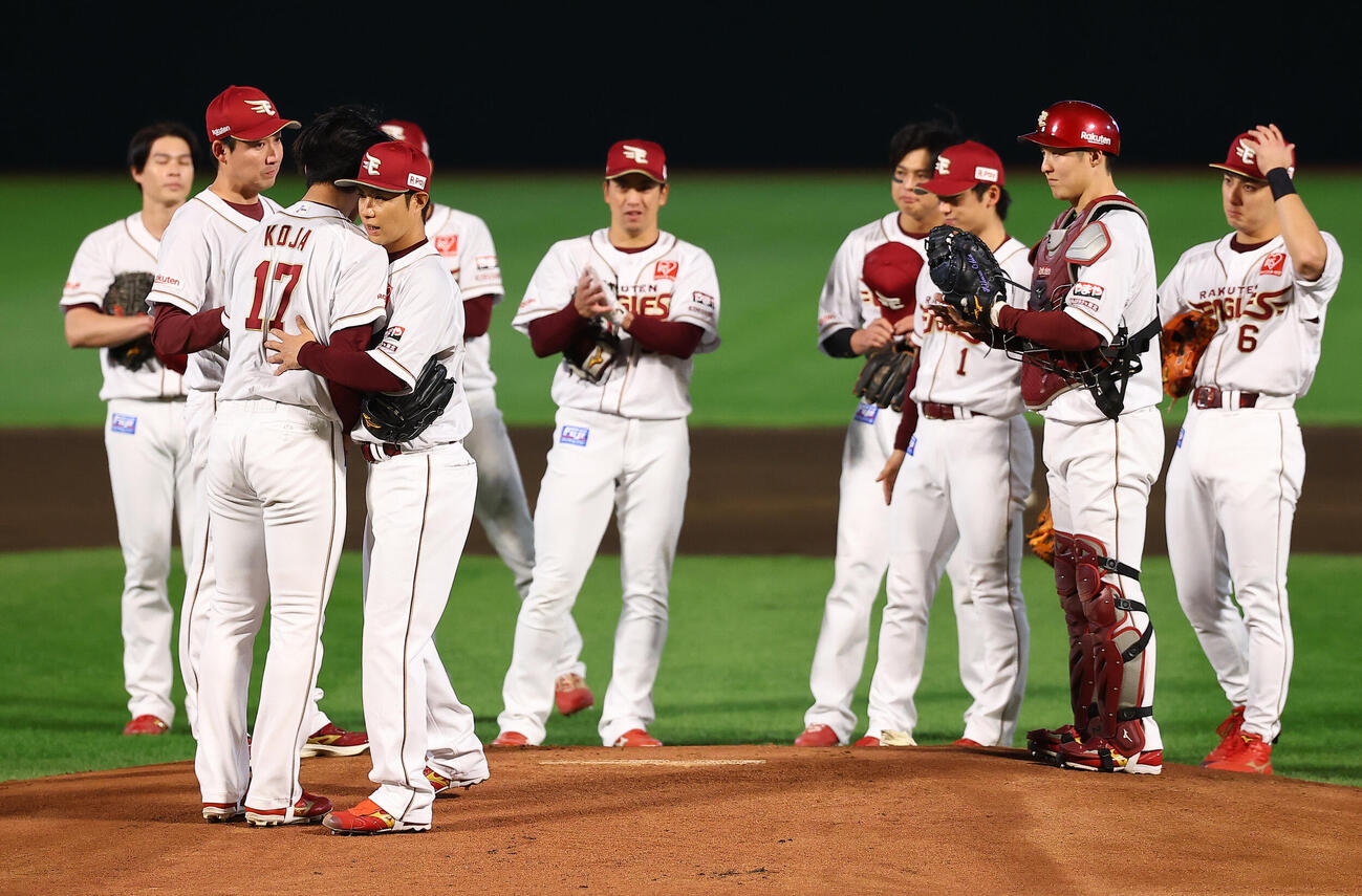 楽天対オリックス　1回表オリックス1死、引退登板を終え2番手の古謝樹（左）と抱きあう辛島航（撮影・野上伸悟）
