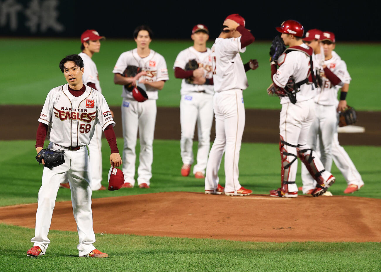 楽天対オリックス　1回表オリックス1死、引退登板を終えマウンドを降りる辛島航（撮影・野上伸悟）