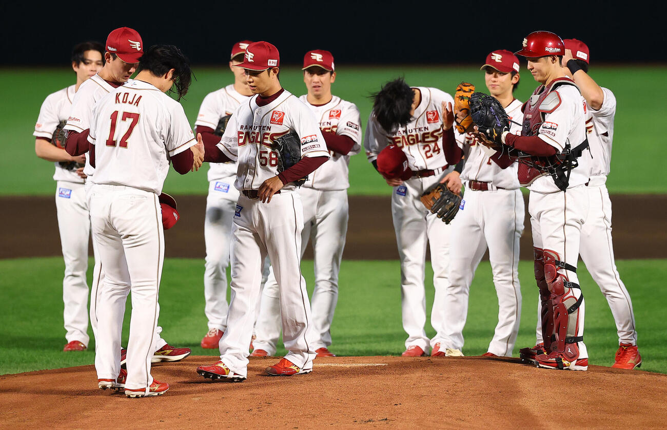 楽天対オリックス　1回表オリックス1死、引退登板を終え2番手の古謝樹（左）と握手する辛島航（撮影・野上伸悟）