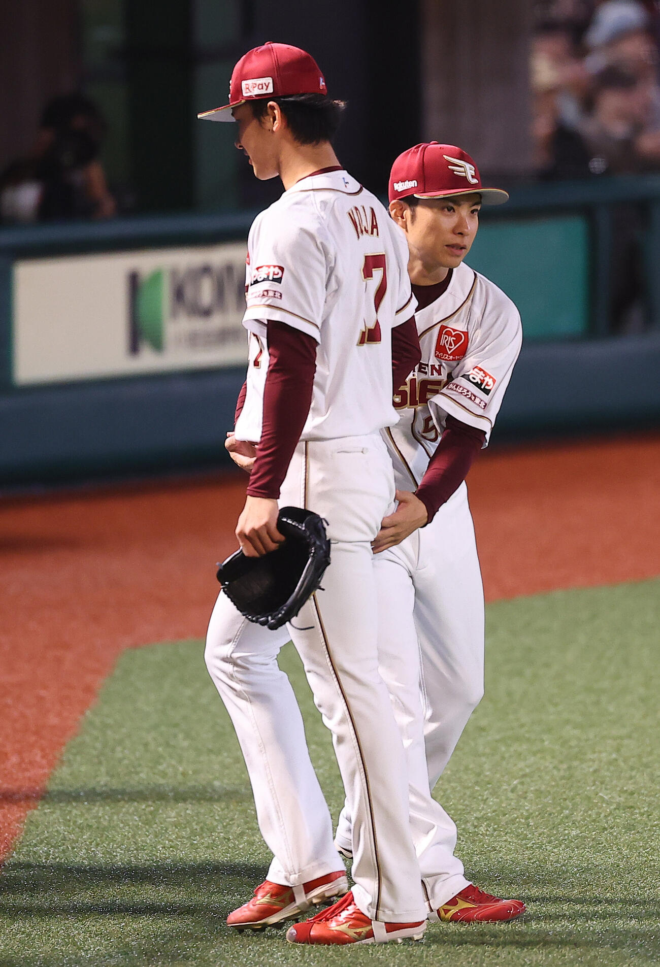 楽天対オリックス　先発で引退登板を終えた楽天辛島航（左）は、2番手で1回表を抑えた古謝樹を迎える（撮影・野上伸悟）