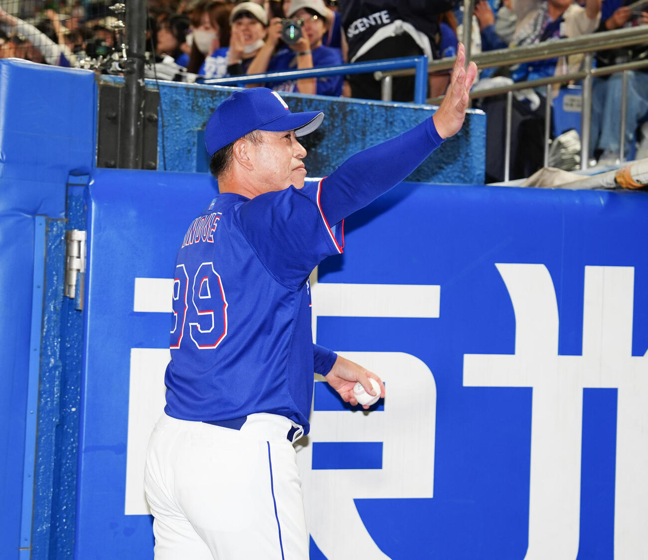 ヤクルト対中日　今季最終戦を終え、退任する中日井上一樹監督は声援に応えながらグラウンドを引き揚げる（撮影・鈴木みどり）