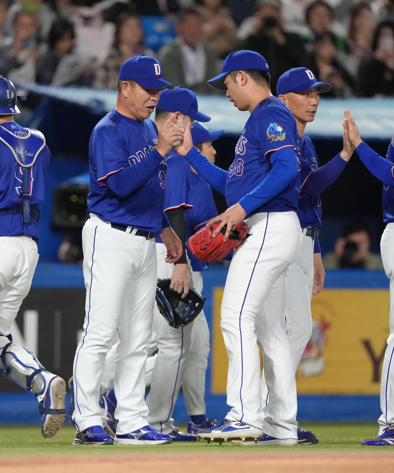 ヤクルト対中日　勝利球を受け取る中日井上一樹監督（左）（撮影・足立雅史）