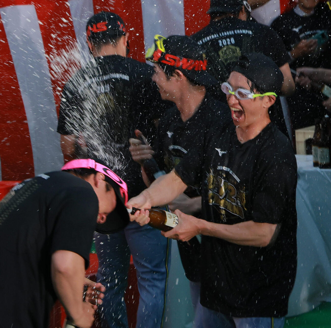 近本光司（右）は祝勝会で笑顔を見せる（撮影・上山淳一）