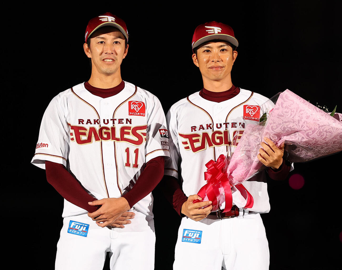 楽天対オリックス　引退セレモニーで岸孝之（左）から花束をもらう楽天辛島航（撮影・野上伸悟）