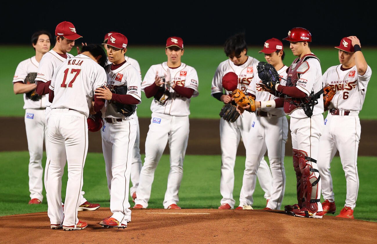 楽天対オリックス　1回表オリックス1死、引退登板を終え2番手の古謝樹（左）と抱きあう辛島航（撮影・野上伸悟）