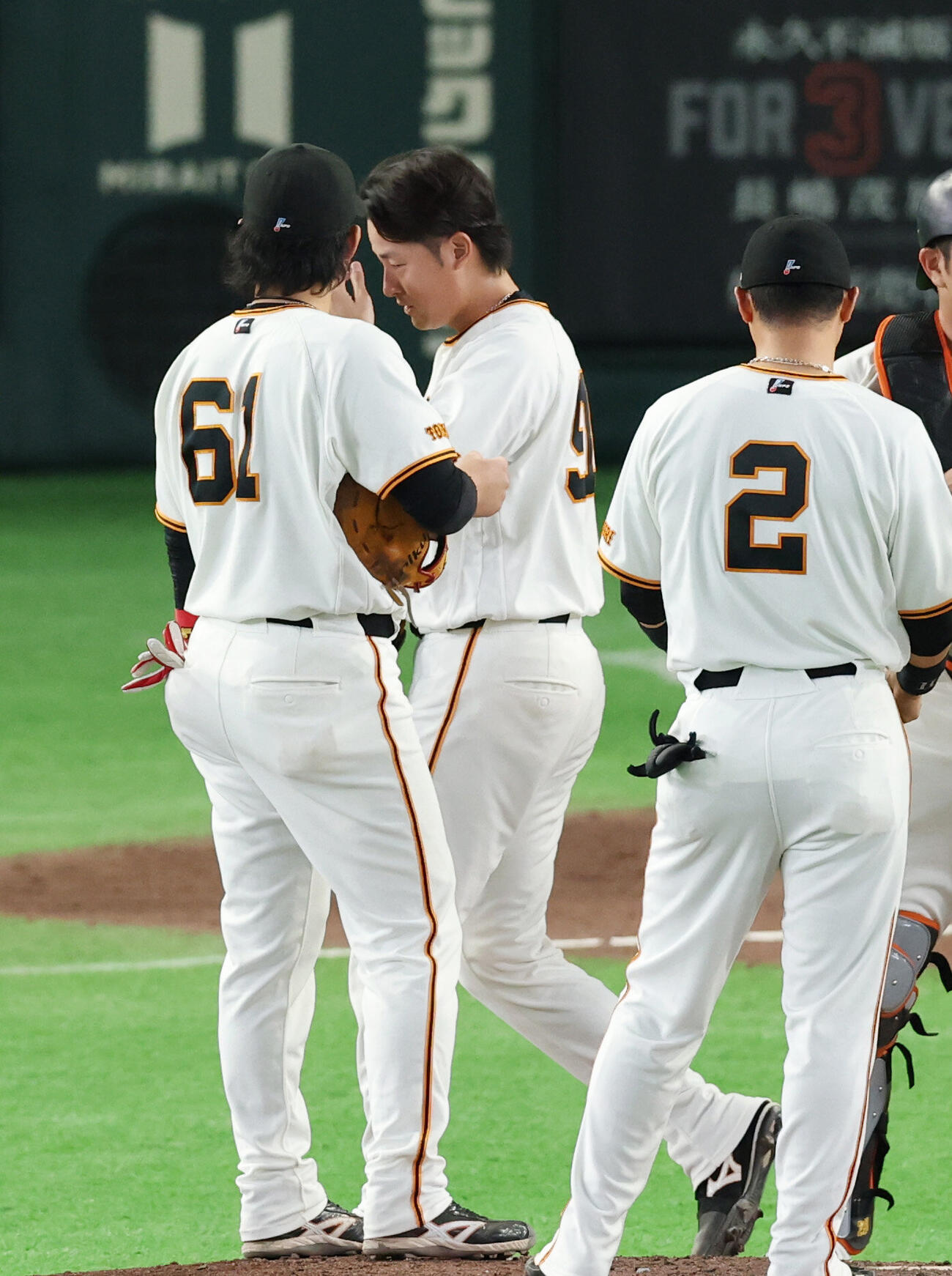 巨人対DeNA 7回表DeNA2死一、三塁、DeNAに勝ち越されマウンドを降りる堀田賢慎（撮影・増田悦実）