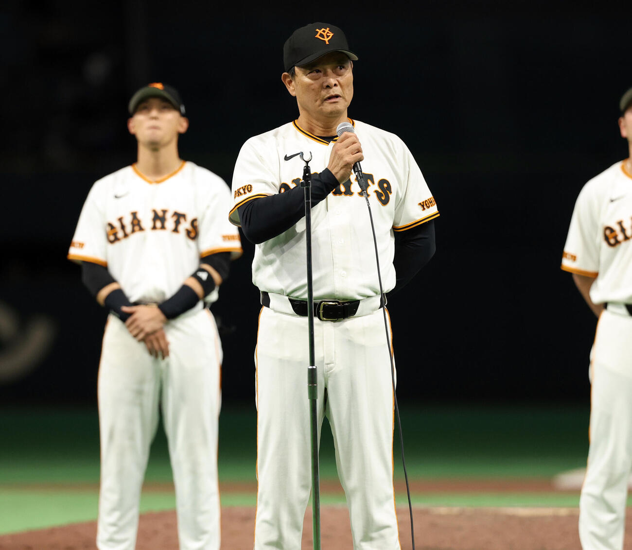 巨人対DeNA　最終戦セレモニーであいさつする巨人橋上秀樹監督代行（中央）（撮影・浅見桂子）