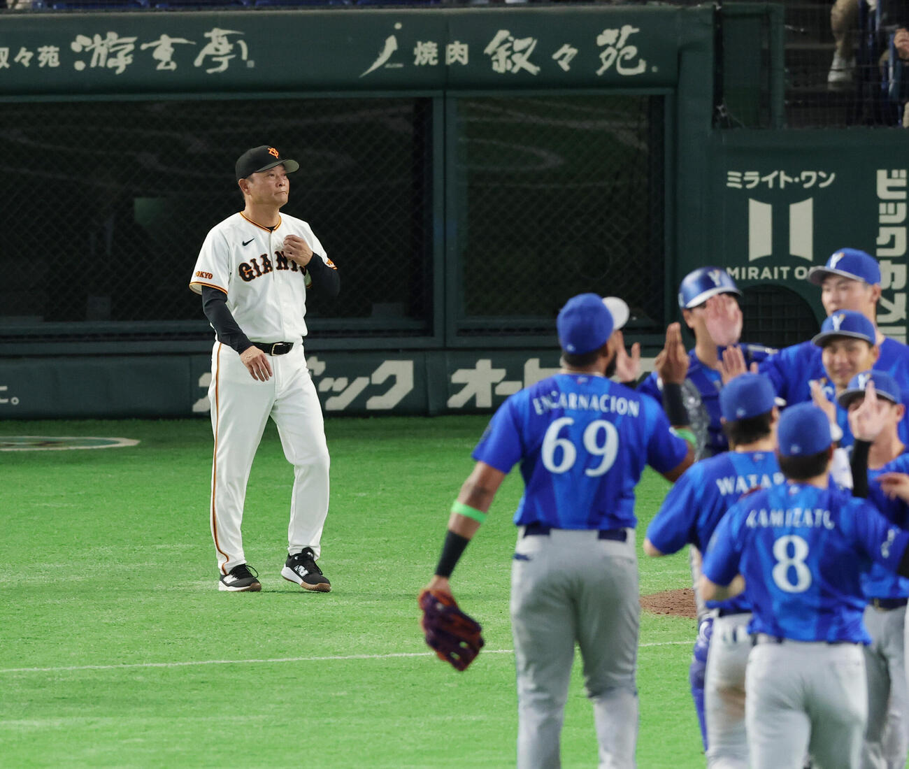巨人対DeNA DeNAに敗れ、あいさつに向かう巨人橋上秀樹監督代行（撮影・増田悦実）