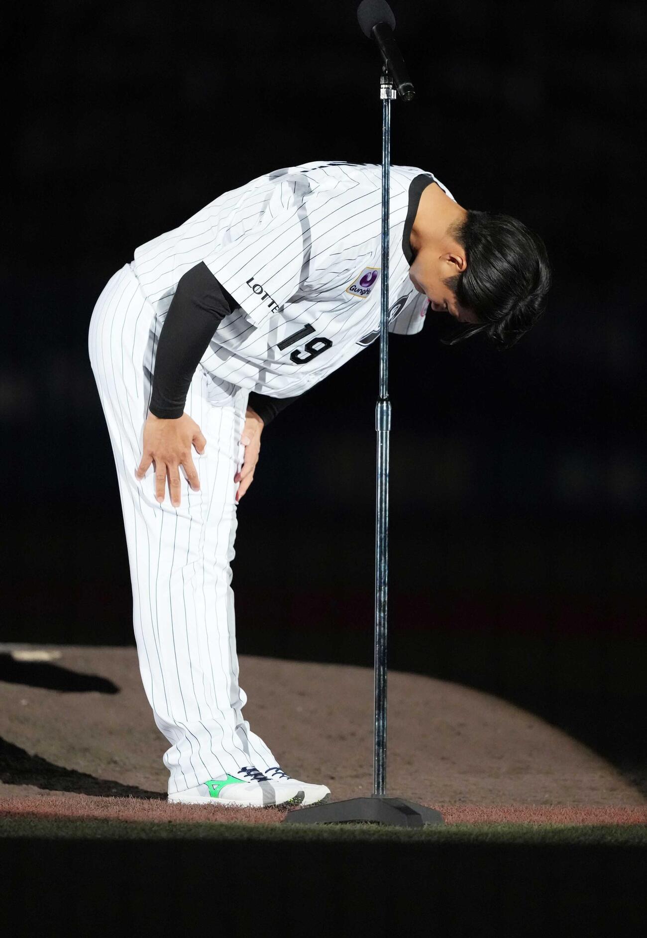 ロッテ対ソフトバンク　引退試合のあいさつを終え深々と頭を下げるロッテ唐川侑己（撮影・小沢裕）
