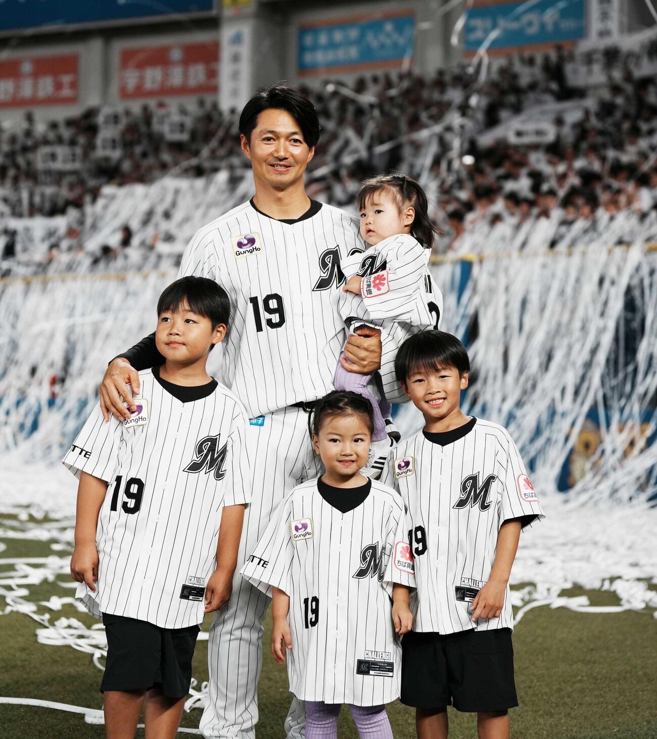 ロッテ対ソフトバンク　引退試合を終え子供たちといっしょに場内一周するロッテ唐川侑己（撮影・小沢裕）