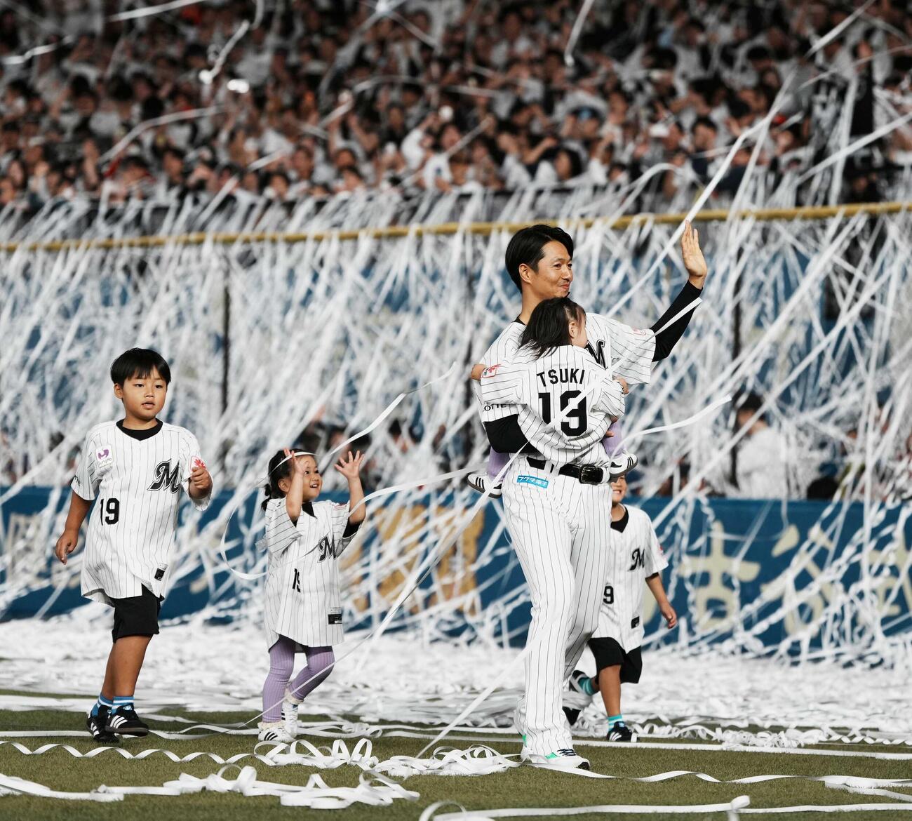 ロッテ対ソフトバンク　引退試合を終え子供たちと一緒に場内1周するロッテ唐川侑己（撮影・小沢裕）