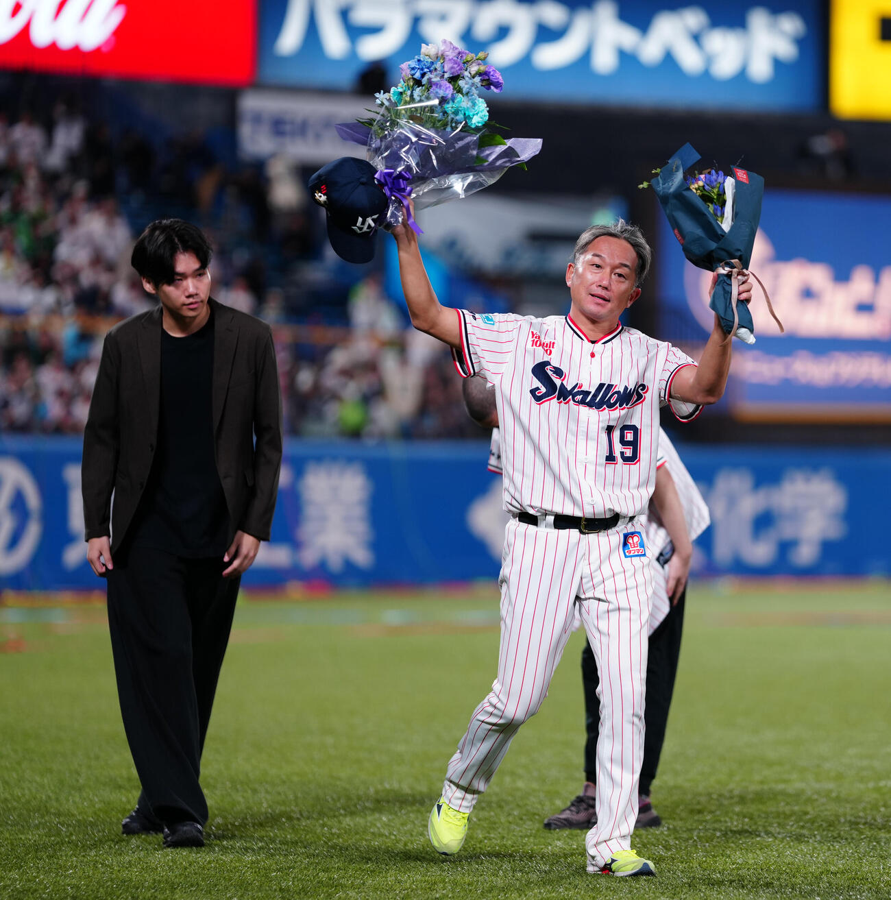 ヤクルト対中日　引退するヤクルト石川雅規はファンの声援に応える（撮影・鈴木みどり）