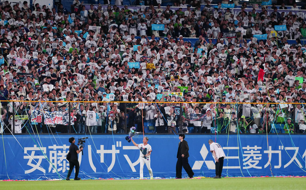 ヤクルト対中日　引退するヤクルト石川雅規は場内一周する（撮影・鈴木みどり）