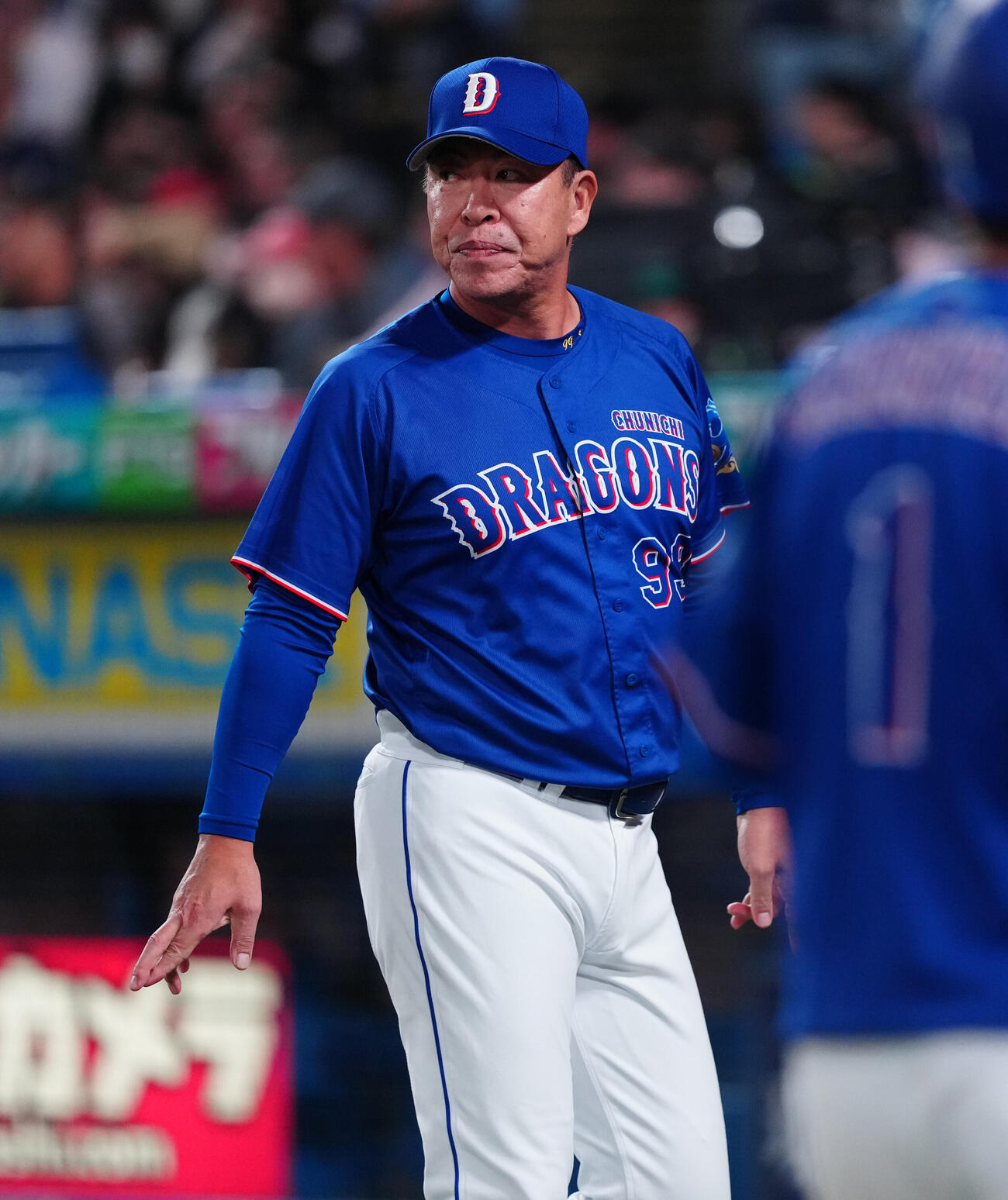 ヤクルト対中日　9回裏の選手交代を告げ、ベンチへ戻る中日井上一樹監督（撮影・鈴木みどり）