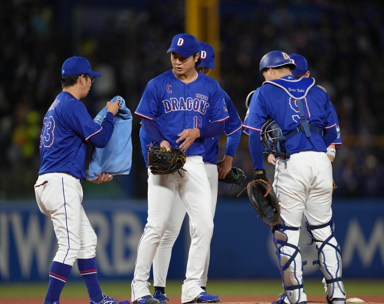 ヤクルト対中日　4回、マウンドに集まる中日高橋宏斗（中央）ら（撮影・足立雅史）