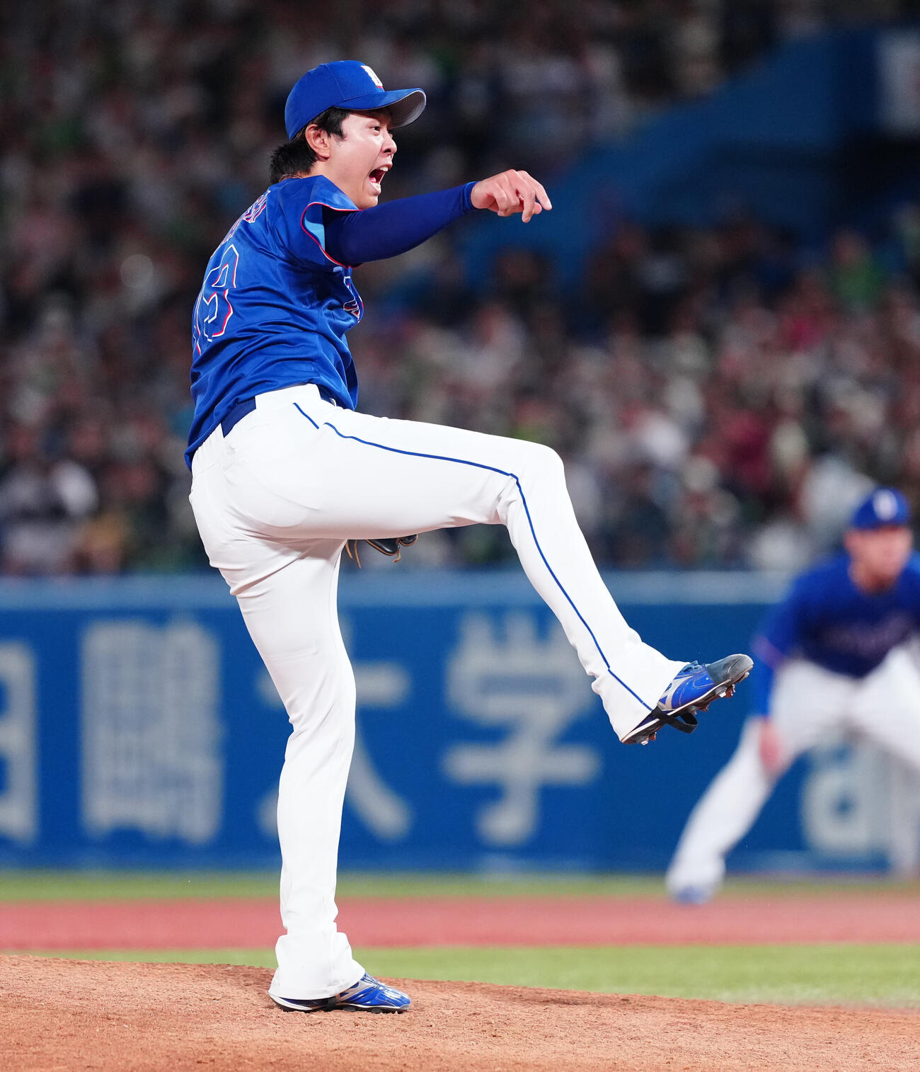 ヤクルト対中日　6回裏ヤクルト2死三塁、田中陽翔を見逃し三振に仕留め、雄たけびを上げる高橋宏斗（撮影・鈴木みどり）