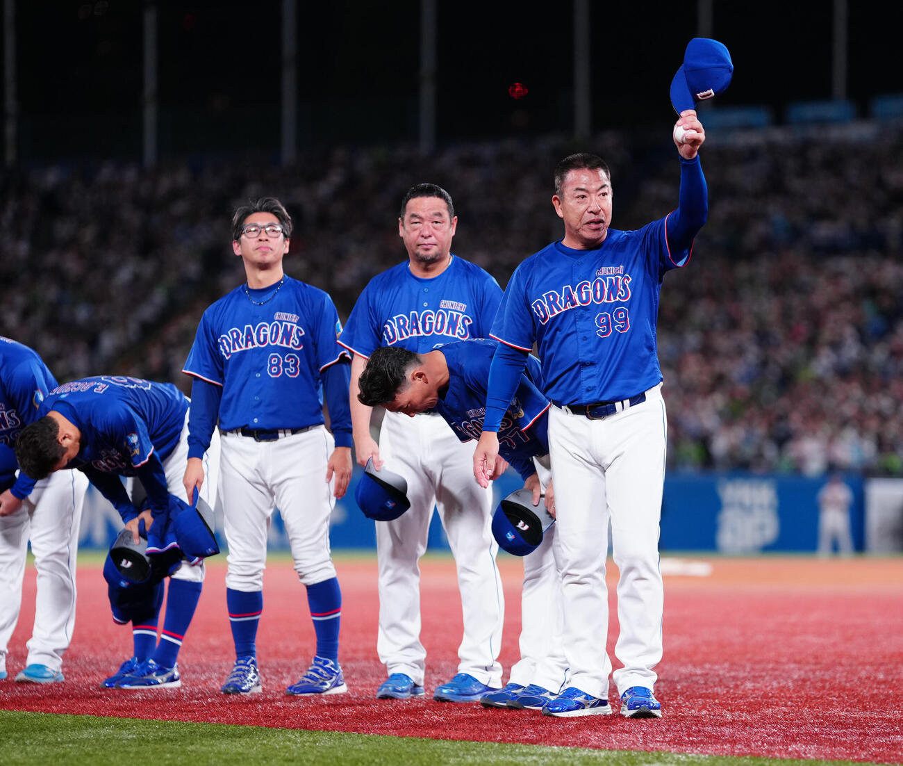 ヤクルト対中日　今季最終戦を終え、退任する中日井上一樹監督（右）は声援に応える（撮影・鈴木みどり）