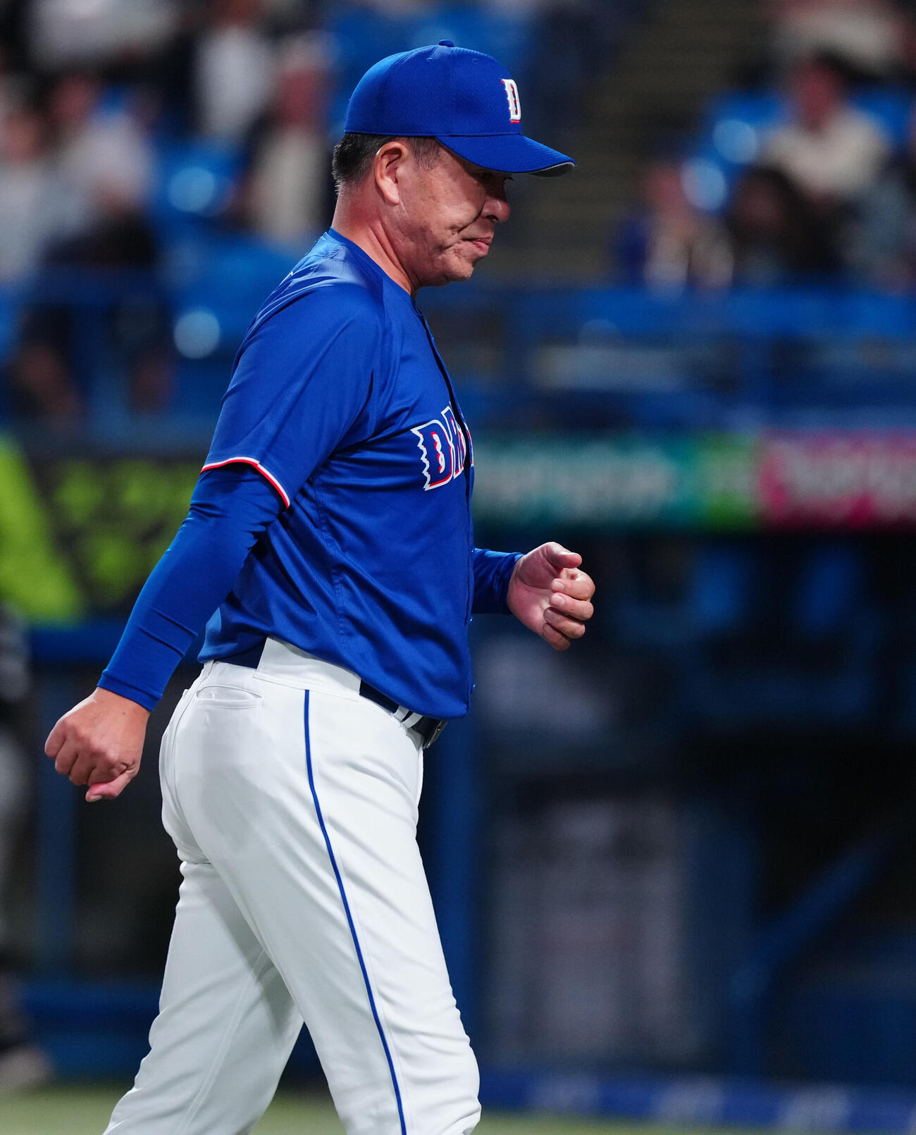 ヤクルト対中日　3回裏、ミゲル・サノーの交代を告げベンチへ戻る中日井上一樹監督（撮影・鈴木みどり）