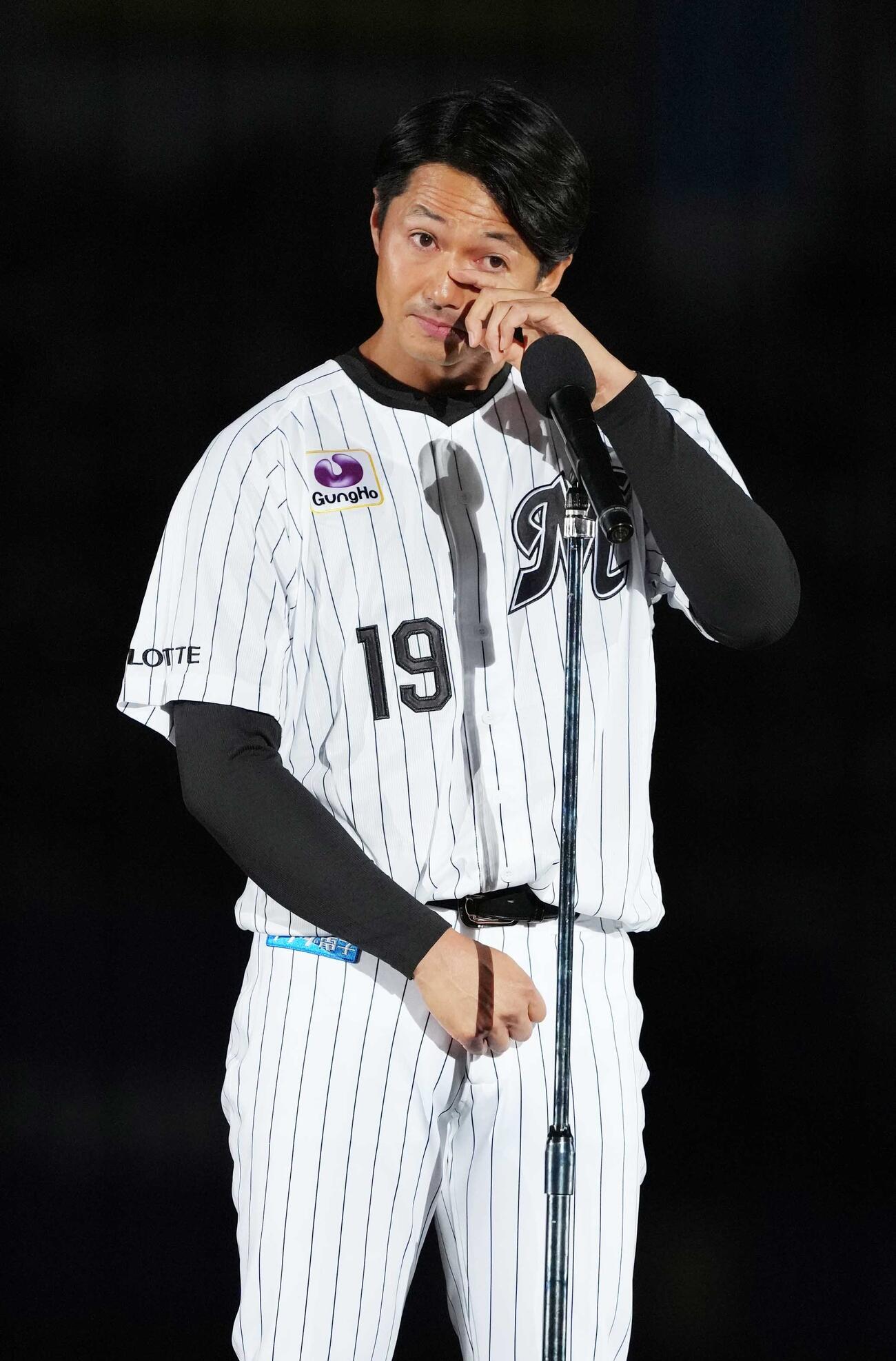 ロッテ対ソフトバンク　引退試合を終え最後のあいさつで感極まるロッテ唐川侑己（撮影・小沢裕）
