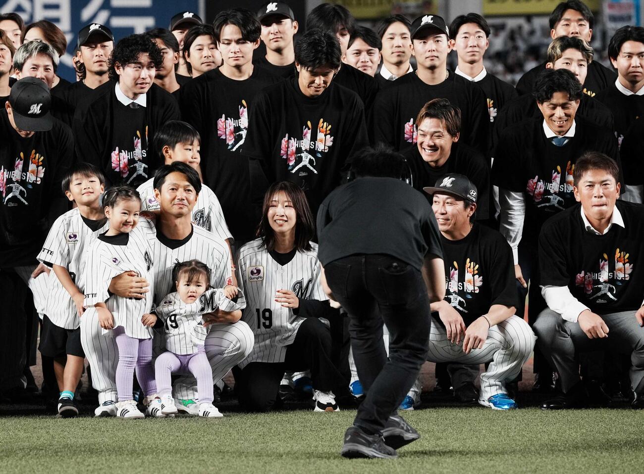 ロッテ対ソフトバンク　引退セレモニーで家族と記念撮影するロッテ唐川侑己。前列右は角中勝也（撮影・小沢裕）