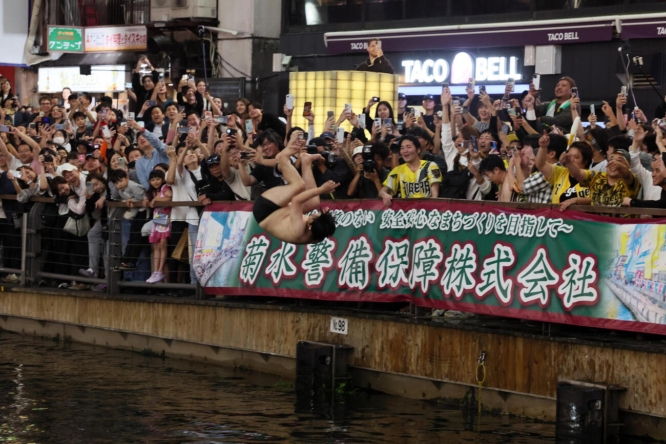 阪神が連覇を決め道頓堀川にダイブするファン（撮影・加藤哉）
