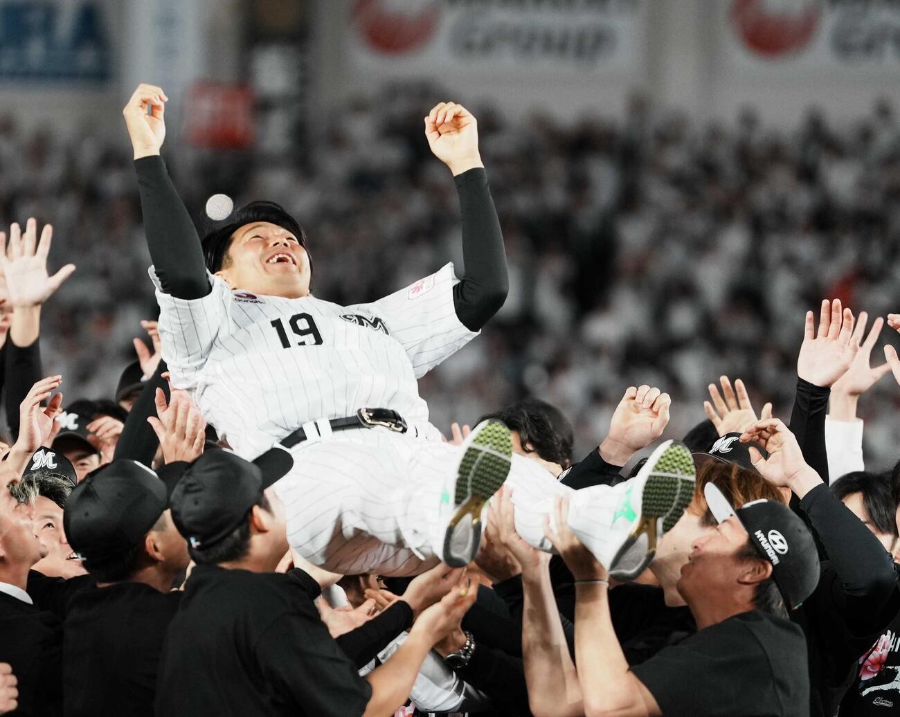 ロッテ対ソフトバンク　引退試合を終えナインから胴上げされるロッテ唐川侑己（撮影・小沢裕）