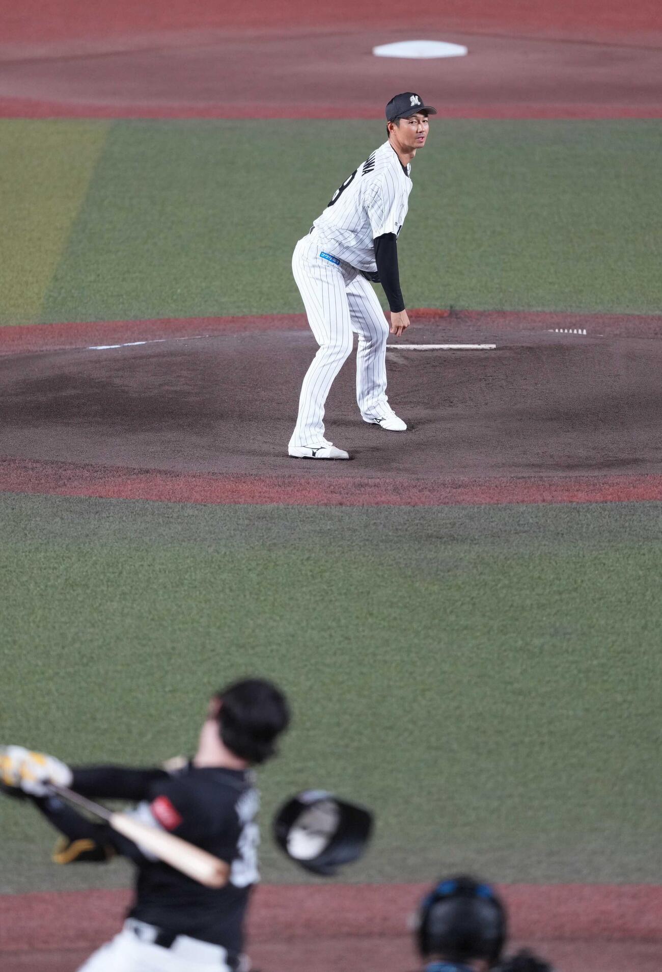 ロッテ対ソフトバンク　1回表ソフトバンク無死、引退試合で先発したロッテ唐川侑己は正木智也を空振り三振に仕留める（撮影・小沢裕）