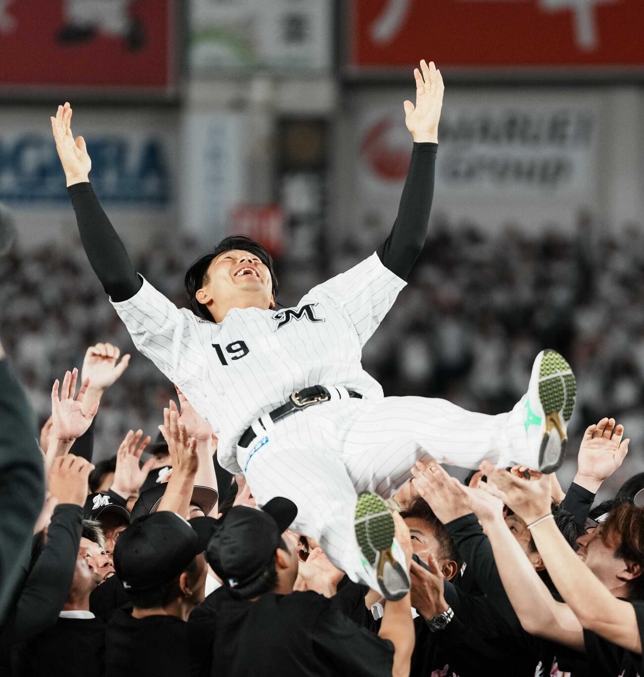 ロッテ対ソフトバンク　引退試合を終えナインから胴上げされるロッテ唐川侑己（撮影・小沢裕）