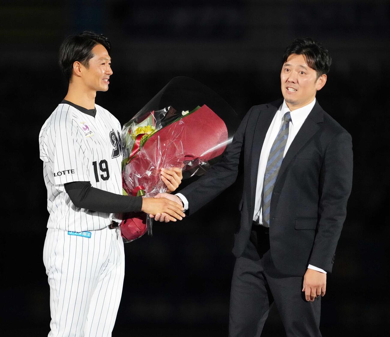 ロッテ対ソフトバンク　引退セレモニーでOBの成瀬善久氏（右）から花束を贈呈されるロッテ唐川侑己（撮影・小沢裕）